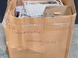 une boîte en carton contenant un caddie