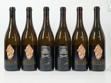 six bouteilles de vin sont alignées sur une surface blanche