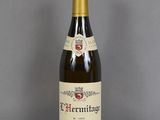 une bouteille de vin posée sur une table