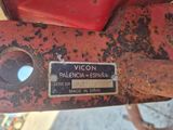 un gros plan d'une moto rouge sur laquelle est fixée une plaque métallique