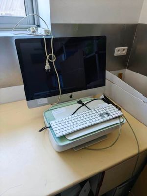un ordinateur sur un bureau avec un clavier et une souris