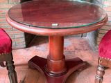 une petite table et deux chaises devant une cheminée