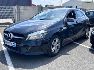 Une Mercedes Classe B garée sur un parking à côté d'autres voitures