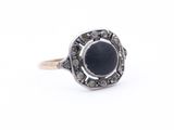 un gros plan d'une bague contenant une pierre noire