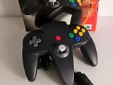 une image représentant une manette de Nintendo 64 à côté d'une boîte