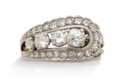 une image représentant une bague en diamant à trois pierres sur fond blanc