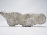 une image représentant une sculpture en pierre sur un fond blanc