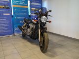 une moto garée dans un showroom