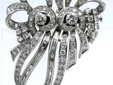 un gros plan d'une broche sertie de diamants