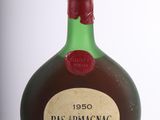 une vieille bouteille de vin posée sur une table blanche