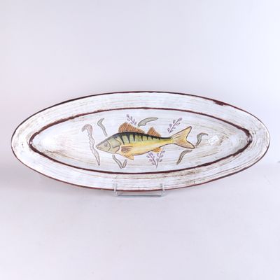 une image représentant une assiette sur laquelle est peint un poisson