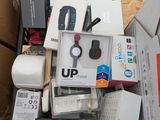une boîte remplie d'appareils électroniques posée sur une table