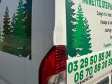 une camionnette garée sur le côté de la route
