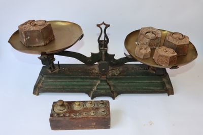 une balance sur laquelle sont posés deux morceaux de gâteau