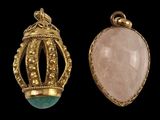 deux pendentifs en or et en jade, l'un orné d'une couronne et l'autre d'une pierre de quartz rose