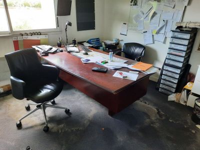 Mobilier comprenant : Bureau en mélaminé bois avec retour 22…