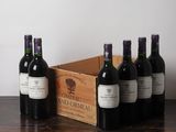 plusieurs bouteilles de vin posées sur une table en bois