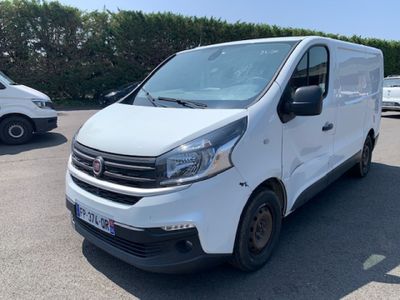 la camionnette blanche est garée dans le parking à proximité d'autres voitures