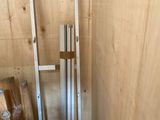 une échelle appuyée contre un mur dans une pièce