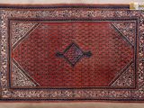 un tapis rouge et bleu orné d'un motif en forme de diamant