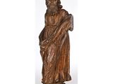 une statue représentant un homme barbu tenant un livre