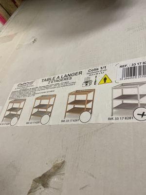 une photo d'une table sur laquelle se trouve un code-barres