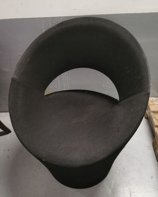 a black chair that is sitting in a room