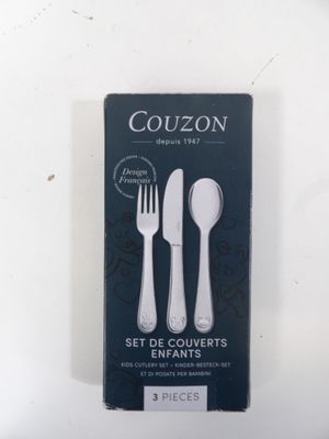 deux fourchettes et une cuillère dans une boîte posée sur une table