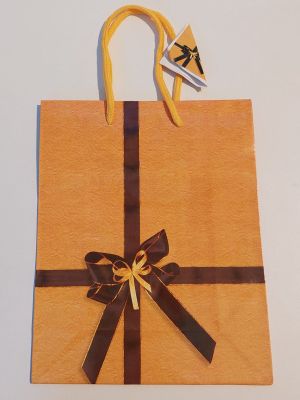 un sac en papier brun orné d'un ruban marron