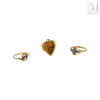 trois bagues en or ornées d'un cœur et d'un saphir