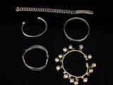 un ensemble de bracelets et de bagues en argent sur fond noir