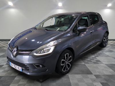 une voiture grise garée dans une pièce au sol en damier
