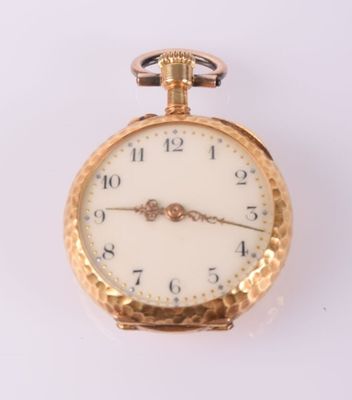 une montre de poche en or avec un cadran blanc sur une surface blanche