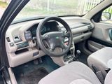 tableau de bord d'une voiture avec un volant et des commandes sur le tableau de bord