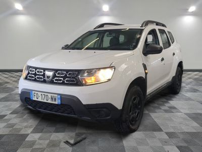 une photo d'une dacia blanche garée dans un garage