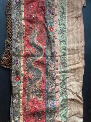 un gros plan sur un morceau de tissu orné d'un dragon