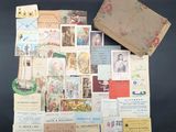 une pile de vieilles cartes postales posée sur une table noire