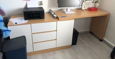 un bureau sur lequel se trouvent une imprimante et un écran