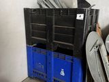 un tas d'ordures dans un garage, près d'un mur