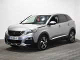 le SUV argenté est garé sur le sol en damier d'une pièce