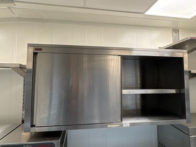 une armoire en acier inoxydable au milieu d'une cuisine