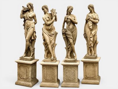 quatre statues de femmes tenant des fleurs, posées sur des socles, sur fond blanc