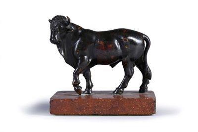une statue de taureau posée sur un socle