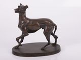 sculpture en bronze représentant un lévrier, posée sur un socle noir, sur fond blanc