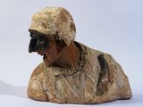 une statue représentant un homme portant un casque