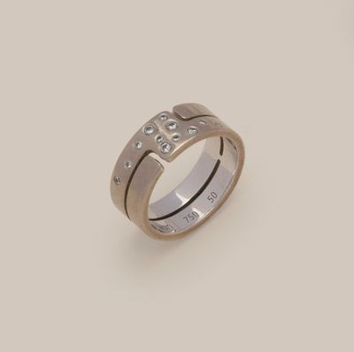 un gros plan d'une bague en argent sertie de diamants