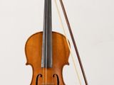 un violon posé à côté d'un archet