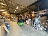 un grand entrepôt rempli de boîtes et de cartons