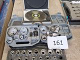 un grand nombre d'outils sur la table