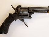 gros plan d'un revolver sur une surface blanche